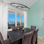 Appartamento Aurea Mare Makarska-3br, Sea View & Prime Location Makarska